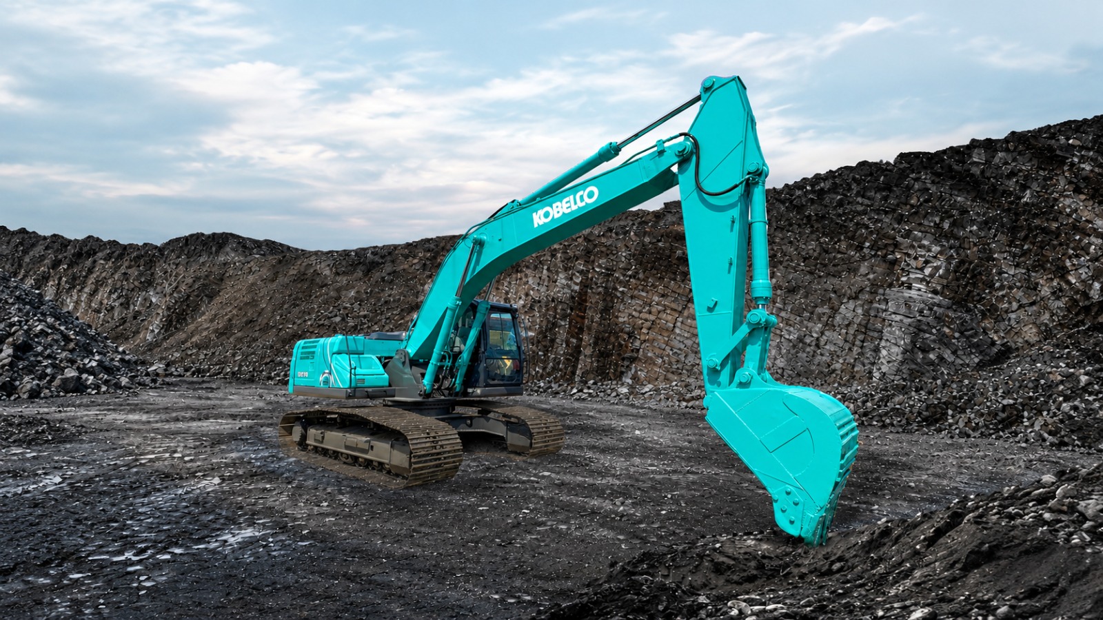 Excavator dengan bucket di area material.