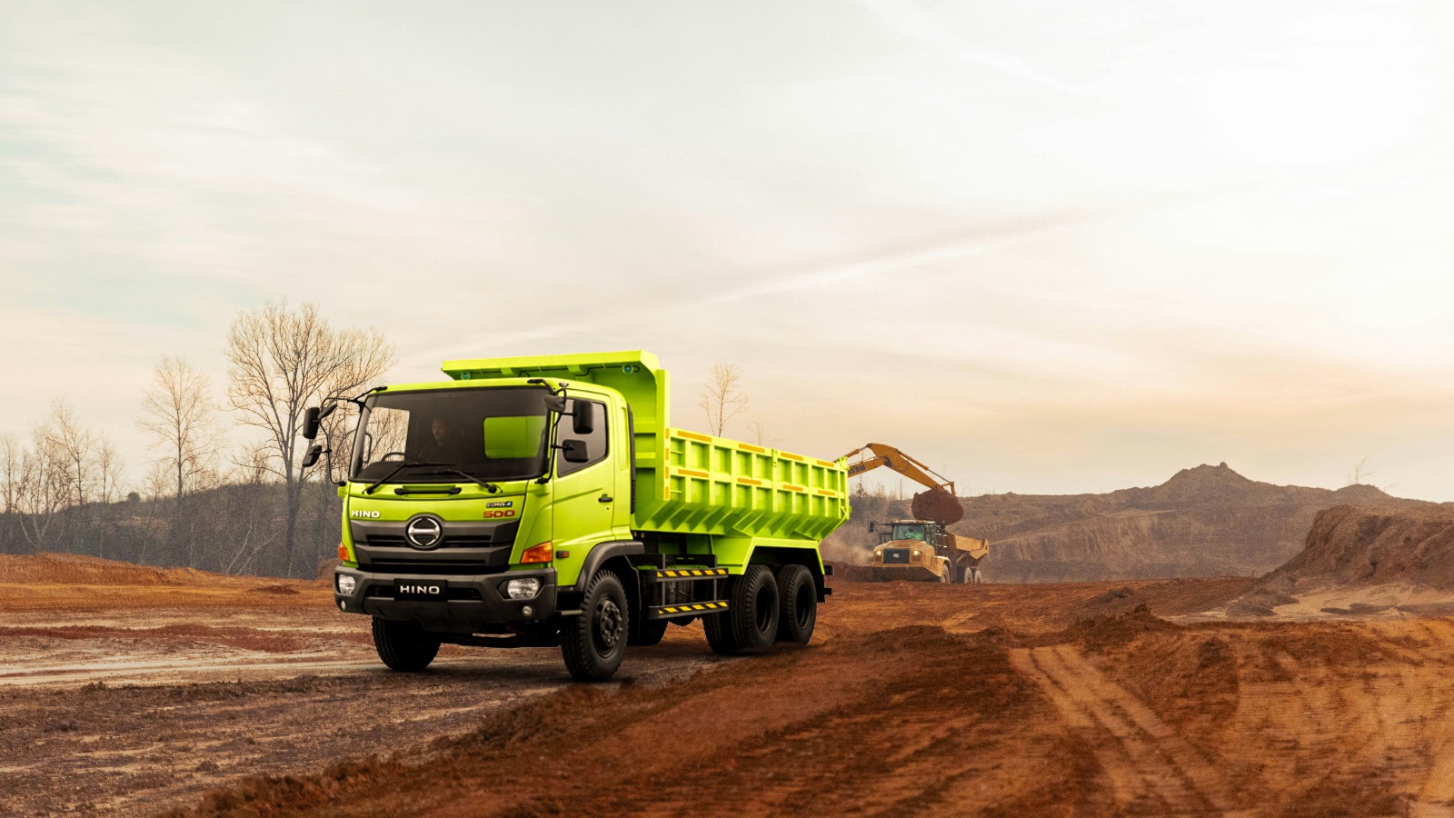 Dump truck dengan bak dalam posisi normal di area pekerjaan tanah.